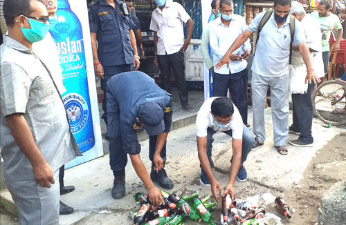 अनुगमनका क्रममा म्याद गुज्रिएको बियरसहित अन्य सामाग्रि नष्ट