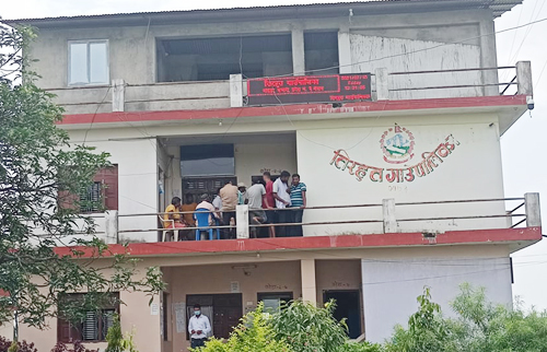 तिरहुतका अध्यक्ष र प्रमुख प्रशासकीय अधिकृतबीच  मतभेद हुँदा झण्डै ५ करोड रकम फ्रिज