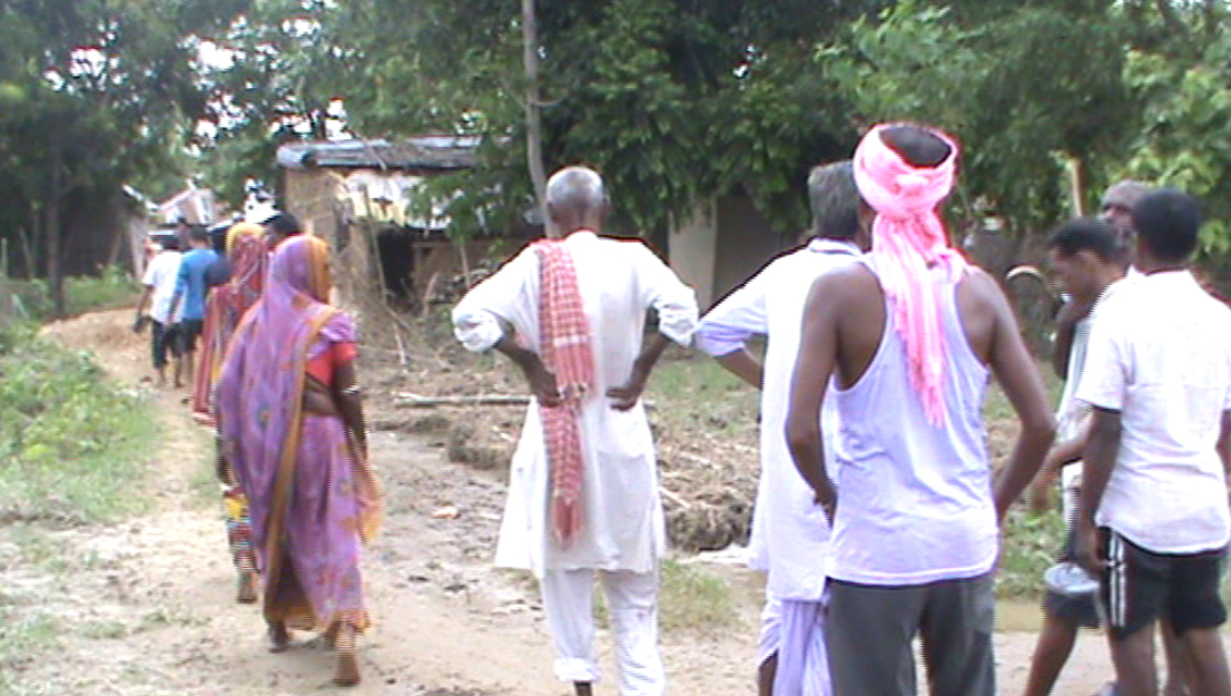 घाम लागेपछि केही राहत महसुस गर्दै स्थानियवासी