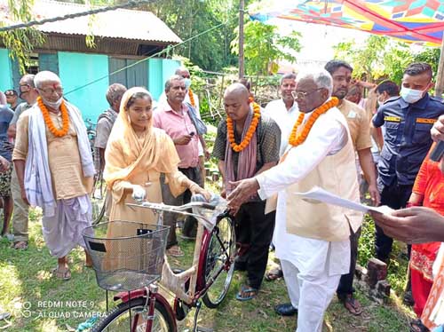 अशक्तलाई ह्विलचियर र छात्रालाई साईकल 