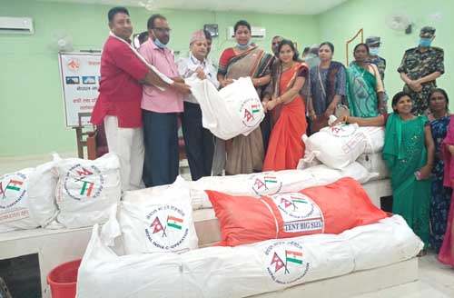 सप्तरीका बाढीपीडितलाई भारत सरकारद्वारा  अस्थायी बसोवास सामाग्रि सहयोग
