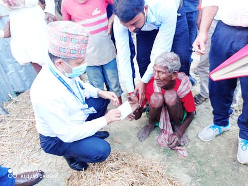 शारिरीकरुपमा अशक्तलाई  घरमै पुगेर नागरिकता प्रदान