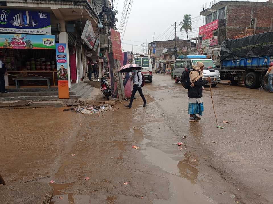वर्षासँगै चिसो हावा चल्दा जनजिवन कष्टकर