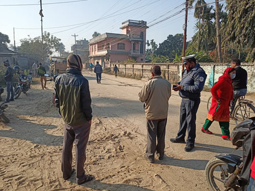 राजविराजमा ट्राफिक प्रहरीको आक्रमक व्यवहार, सर्वसाधारणलाई दुःख दिइरहदा पनि सञ्चारकर्मीलाई तस्बिर खिच्न रोक