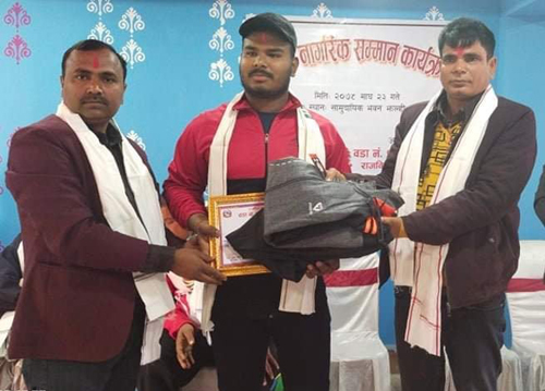 खेलाडी सम्मानित, जेष्ठ नागरिकलाई कम्बल बितरण