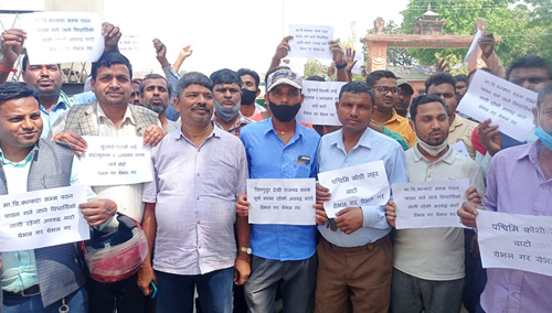 सडक मर्मतको माग गर्दै प्रदर्शनसहित ज्ञापन