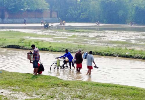 तीन वर्षअघि बाढीले भत्काएको पुल अझै बन्न नसक्दा जोखिम बढ्यो