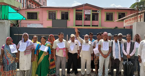 मिटरब्याजी साह परिवारबाट पीडित भएकाहरुद्वारा अदालतकै अगाडी आत्महत्या गर्ने चेतावनी 
