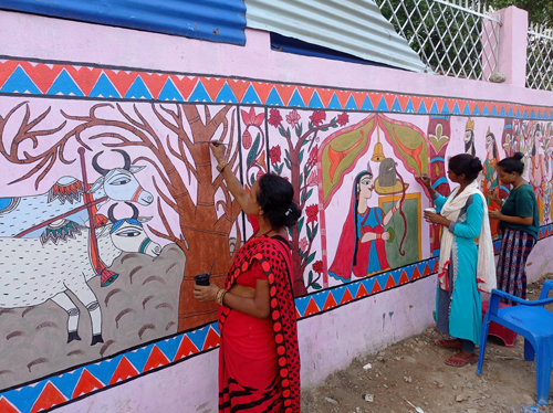 कार्यालयको पर्खालमा कोरिदै मिथिला चित्रकला  