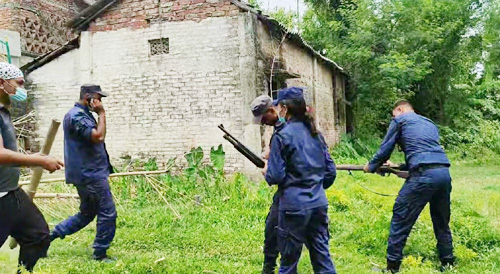 प्रहरीले घरमा खानतलासी गर्न खोज्दा झडप तीन राउण्ड हवाई फायर, तीन प्रहरी घाइते
