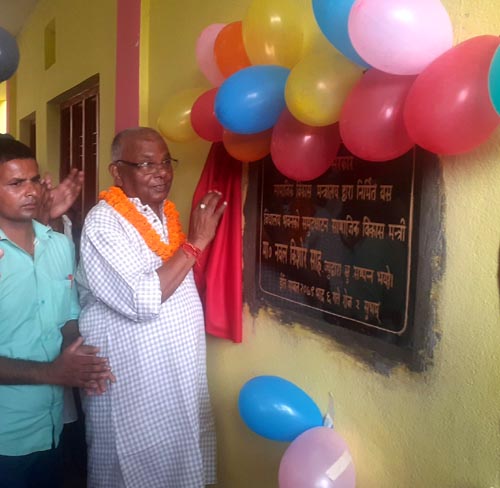मन्त्री साहद्वारा विद्यालय भवन उद्घाटन