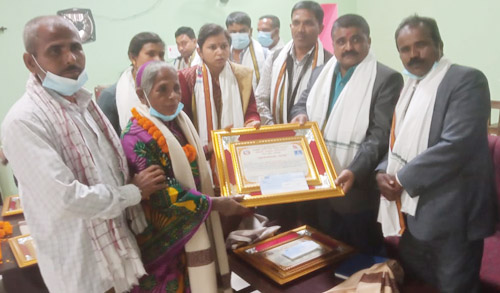 जनयुद्धका क्रममा ज्यान गुमाएका सहिद  परिवारलाई नगदसहित कदरपत्रबाट सम्मान