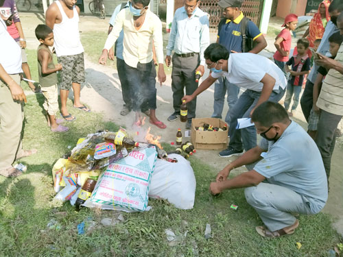 सप्तरीमा म्याद नाघेको वियर, चिसो पेय पदार्थ र खाद्य बस्तु नष्ट गरिँदै