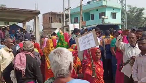 सशस्त्र प्रहरीले ज्यादती गरेको भन्दै तिलाठी नाकामा प्रदर्शन 