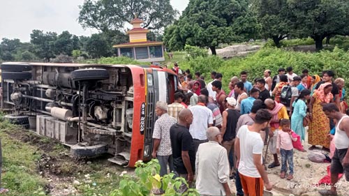 यात्रुबाहक बस पल्टिदा १९ जना  यात्रु घाइते, दुईको अवस्था गम्भिर