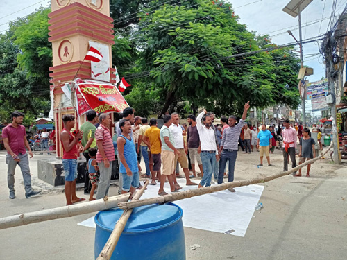 सडक मर्मतको माग गर्दै चक्काजाम