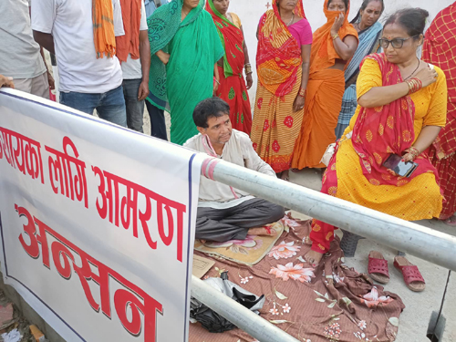 न्याय नपाएको भन्दै साह दम्पत्तिद्वारा अदालत अगाडी अनसन