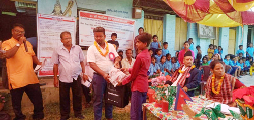 बिद्यालयलाई शैक्षिक सामाग्री हस्तान्तरण
