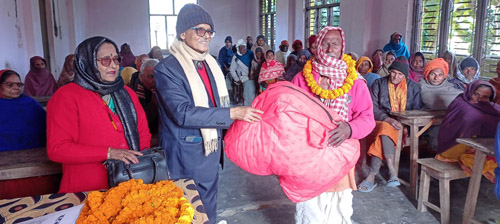 समाजसेवी देव दम्पतीद्वारा बृद्धबृद्धालाई  सम्मानसहित सिरक प्रदान