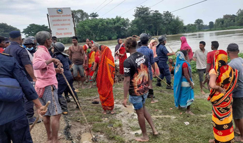 राजमार्ग खोलाउन लाठी चार्ज र हवाई फायर