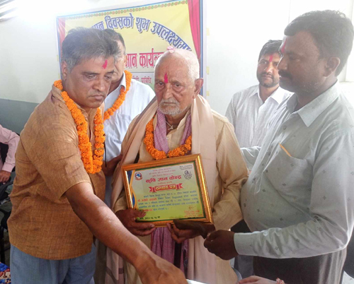 बाँझो जग्गालाई खेतीयोग्य बनाउने ९१ वर्षिय बयोबृद्ध किसान सम्मानित