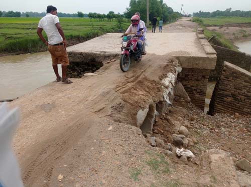 बाढीले बगाएको सडक दुई वर्ष बितिसक्दा पनि नबन्दा जोखिमपूर्ण यात्रा कायमै