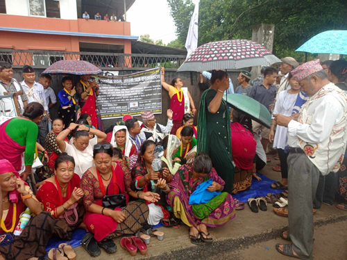 आपत्तिजनक अभिव्यक्ति दिने अधिवक्ता पाण्डेबिरुद्ध तामाङ र मगर समुदायको प्रदर्शन