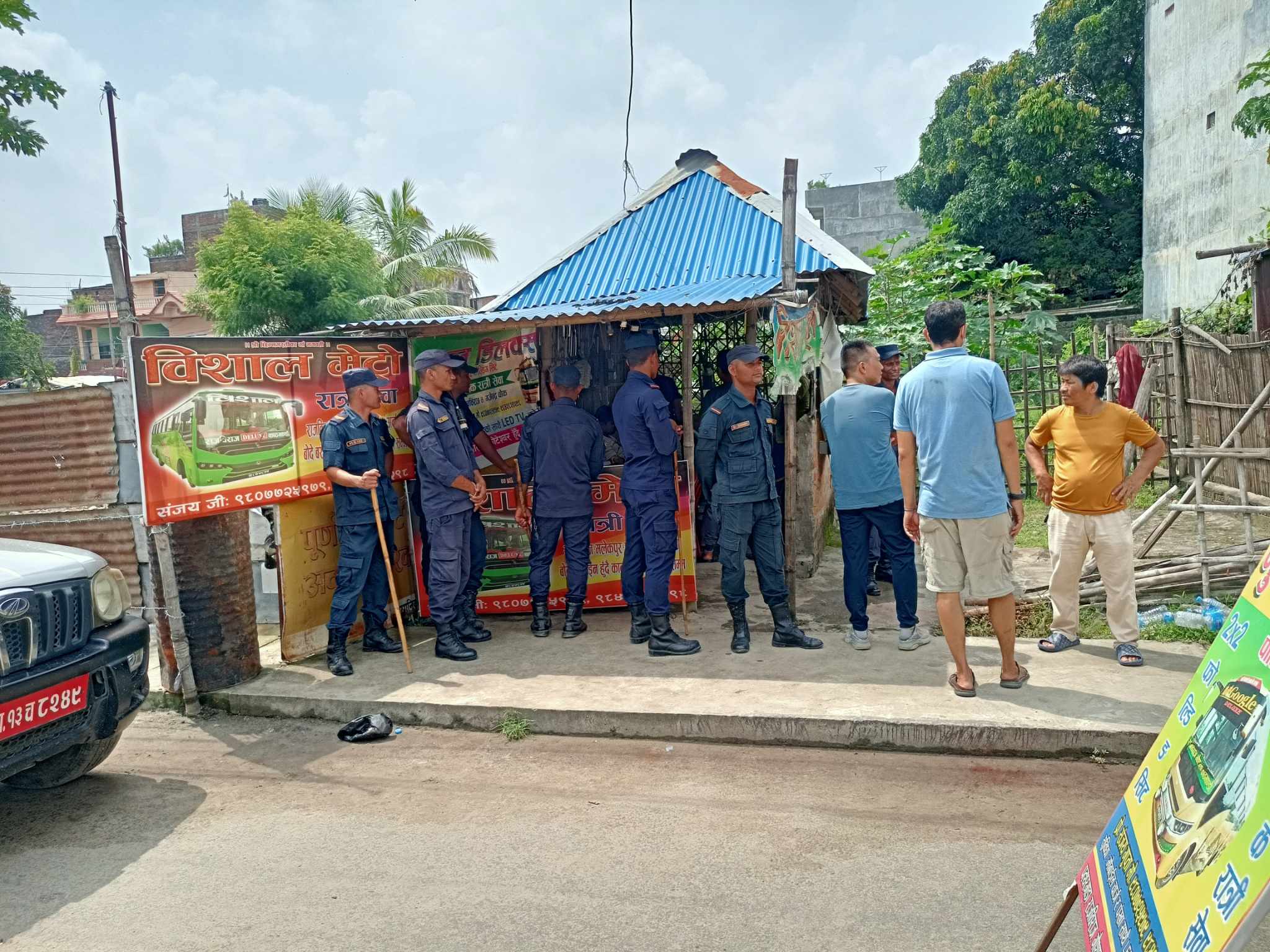 घुस रकमसहित लेखापालसहित दुई कर्मचारी पक्राउ 