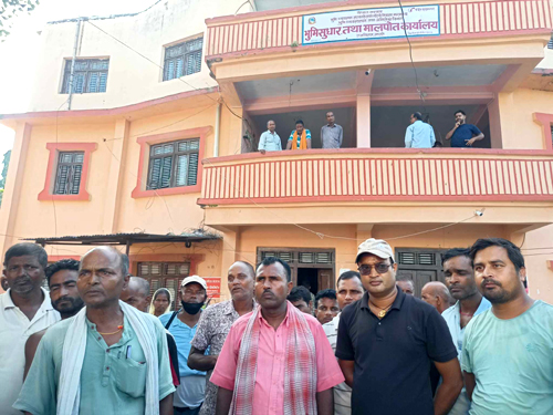 मालपोतमा भइरहेको व्यथितीप्रति दोषि को ! लेखनदास र कर्मचारीद्वारा एकअर्कामा दोषारोपन 