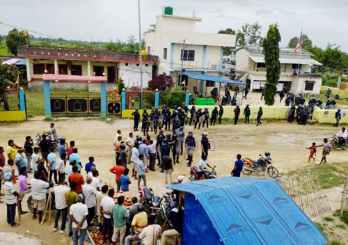 धर्नामा बसेका वडाअध्यक्ष र नगर प्रमुख पक्षबीच झडप,  स्थिती नियन्त्रणमा लिन दर्जनौं सेल आश्रुग्यास प्रहार