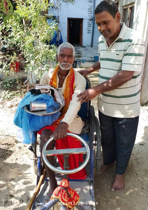 अपाङगता भएका व्यक्तिलाई ई. यादवको सहयोग