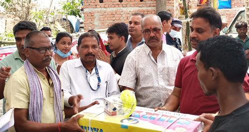 अग्निपीडित परिवारलाई भडावर्तन, ग्यास चुल्हा र बाकस प्रदान