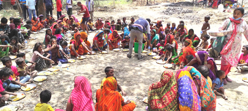 अग्निपीडितलाई निशुल्क खाना खुवाइदै,  कर परामर्श सेवा केन्द्रद्वारा खाद्यान्न उपलब्ध 