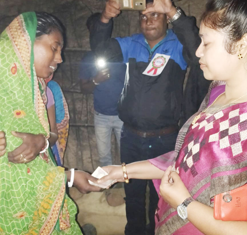 सांसद रानी मण्डलद्वारा मृतक  परिवारलाई पाँच÷पाँच हजार प्रदान