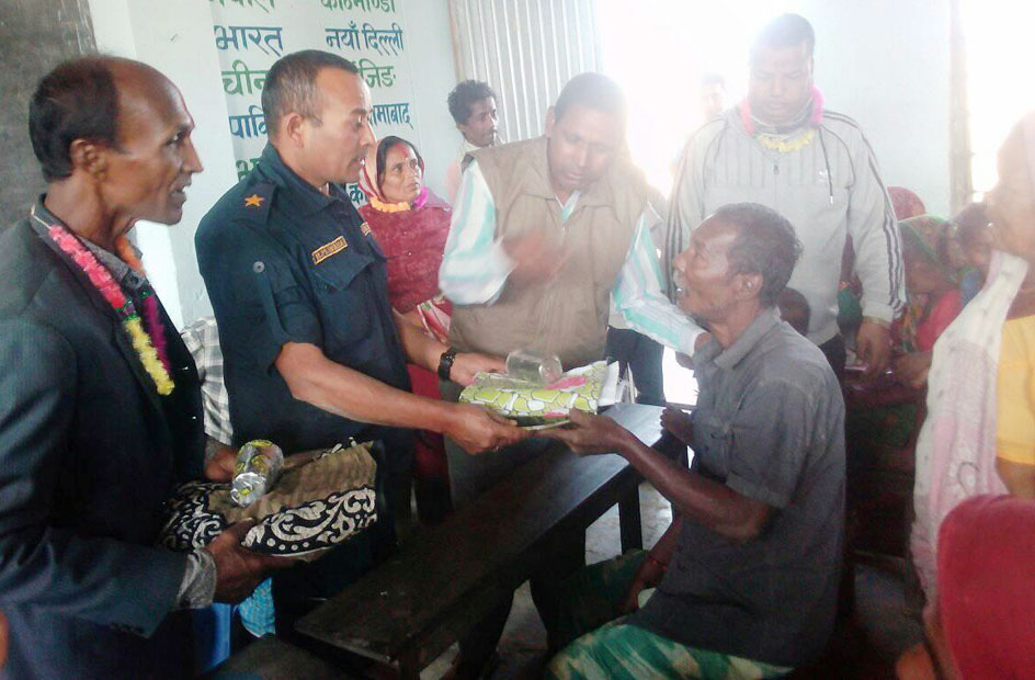 अपाङ्गता भएका व्यक्तिहरुलाई राहत सामाग्रि वितरण