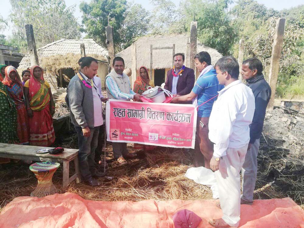 विपतमा परेकालाई सहयोग गर्दैै ईं यादव
