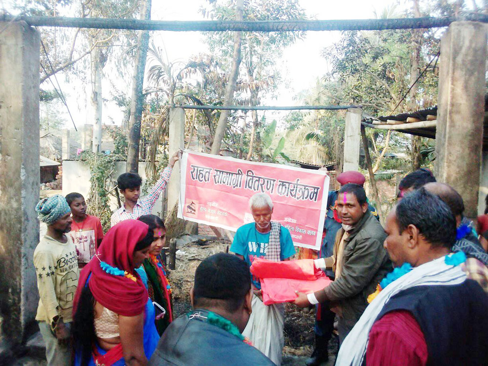 अग्निपीडित मंडललाई क्लबद्वारा राहत प्रदान