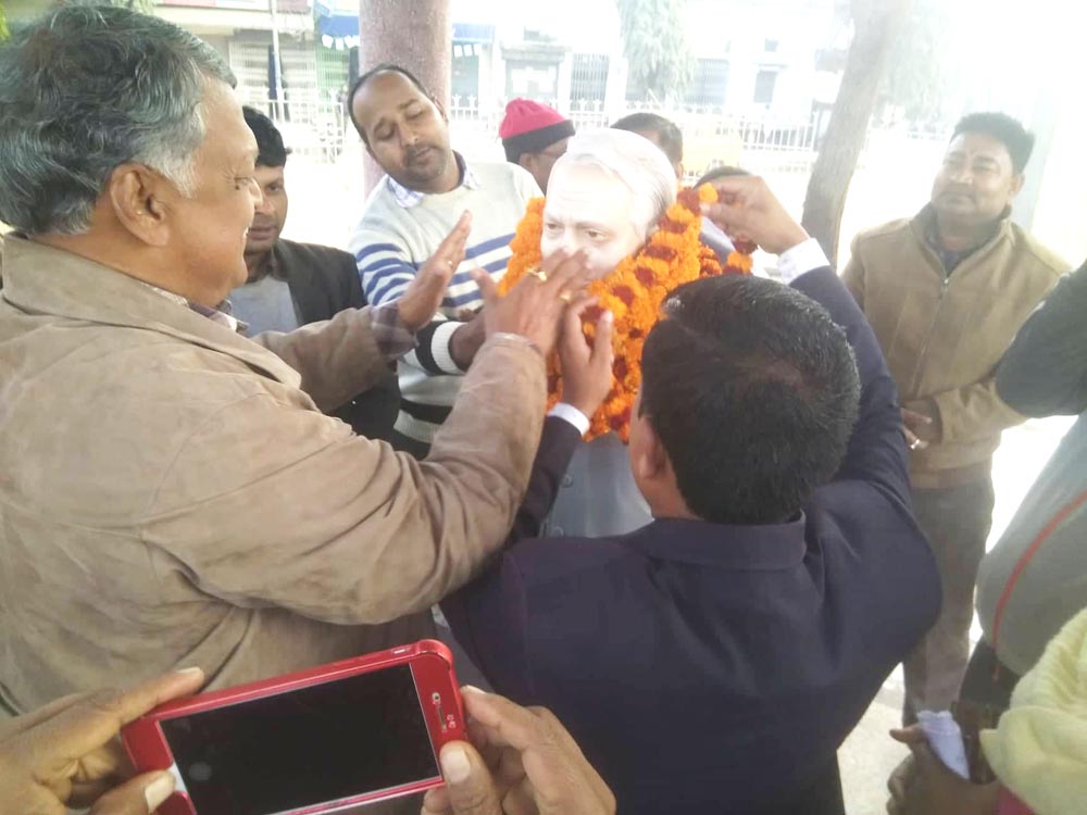 स्व. सिंहको शालिकमा माल्यार्पण तथा मिठाई बितरण
