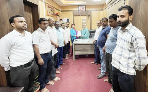 कुटपिट, गाली गलौज गर्नेमाथी कारवाहीको माग  गर्दै राजविराज नगरपालिकाका कर्मचारी आन्दोलित