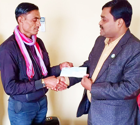 मधेश आन्दोलनका घाइतेलाई चेक हस्तान्तरण