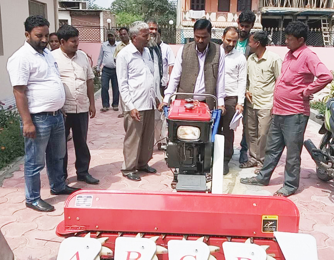 रुपनी गापाले धान काट्ने आधुनिक मेशिन भित्रायो 