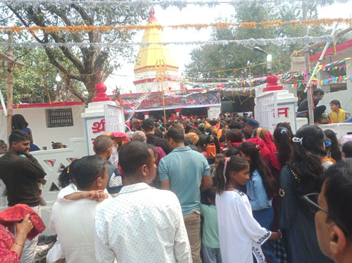 बोलबमको नारा लगाउँदै भगवान शिवलाई जल अर्पण