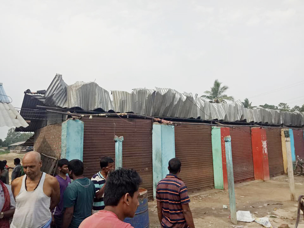हावाहुरीले दर्जनौं घरको छाना उडायो, दुई कुखुरा फर्ममा क्षति