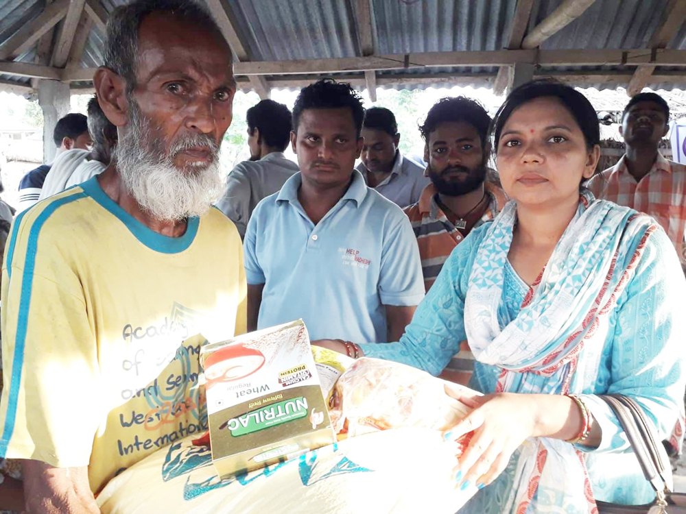 बाढी पीडितलाई हेल्प मधेशी नेपालद्वारा राहत बितरण 