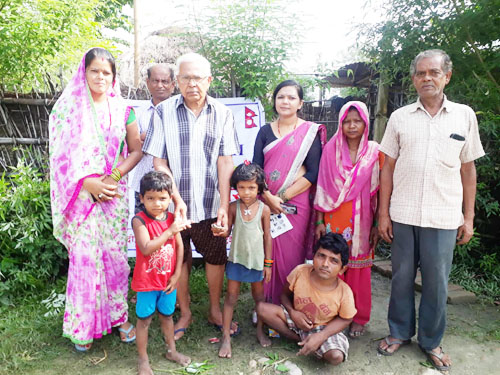 हेल्प मधेशीद्वारा बाढी पीडितलाई शैक्षिक सामग्री बितरण