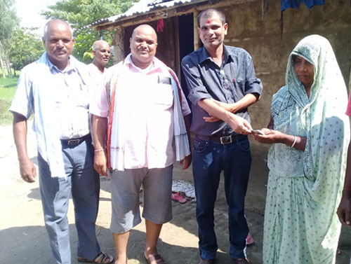 प्रमुख यादवद्वारा सहिदका बुबाको  किरियाखर्च वापत रकम प्रदान