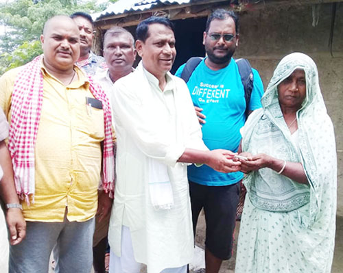 राजपाद्वारा सहिदका बुबाको क्रियाखर्च वापत रकम प्रदान