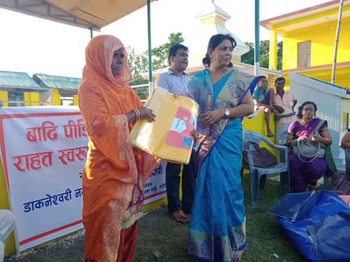 बाढीपीडित परिवारलाई त्रिपालका साथै निःशुल्क स्वास्थ्य जाँच