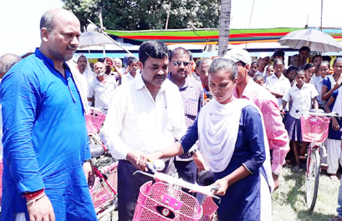 एक सय ५२ छात्रालाई साइकल बितरण