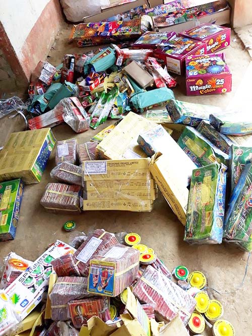 लाख भन्दा बढीको पटाका बरामद